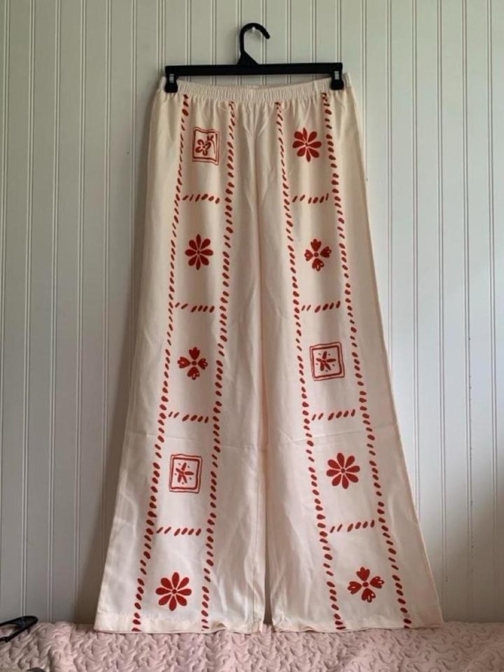 Commense Mid-Waist Geometric Print Wide-Leg Pants in off-white and red, size L.